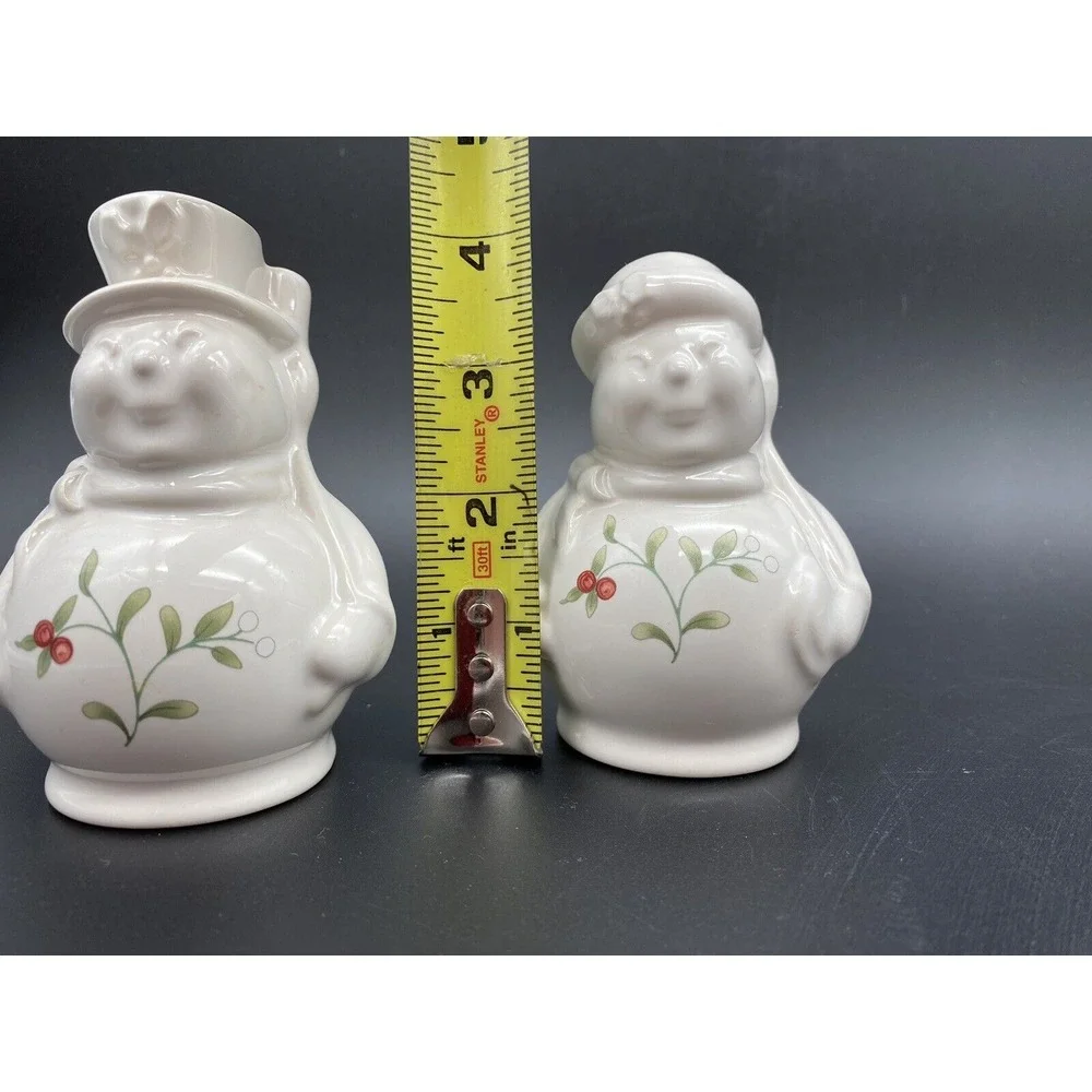Pfaltzgraff Winterberry‎ Snowman Salt & Peper Shaker Set with Stoppers